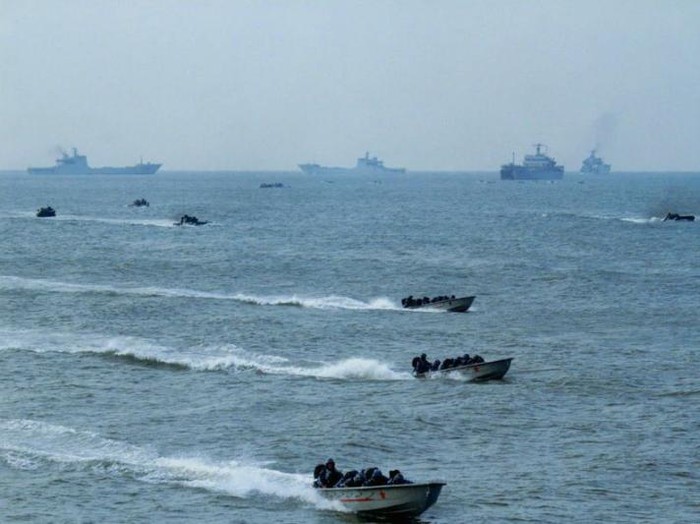 Hải quân lục chiến tập trận đột kích trên biển